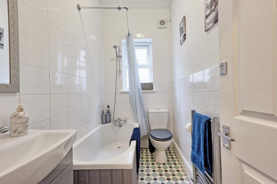 Shower, Bathroom, Bath, towels