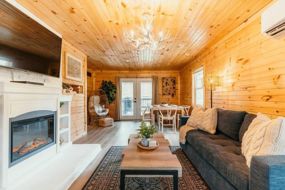 Creekside Hocking Hills Cabin-Game Shed Hot Tub Cabin in Ohio