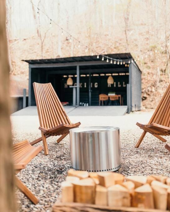 Creekside Hocking Hills Cabin-Game Shed Hot Tub Cabin in Ohio