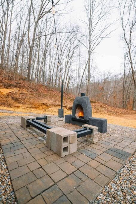 Emerald Edge Hocking Hills Midcentury Cabin & Hot Tub Cabin in Ohio