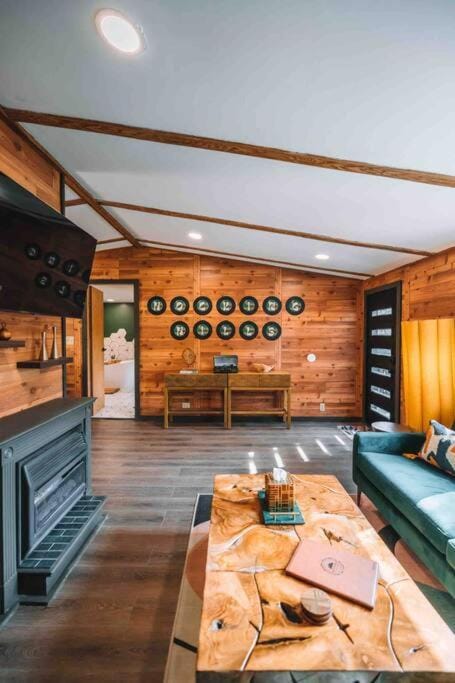 Emerald Edge Hocking Hills Midcentury Cabin & Hot Tub Cabin in Ohio