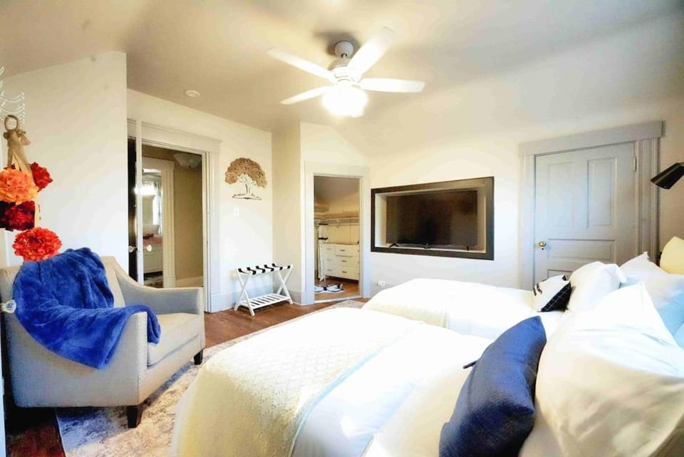 TV and multimedia, Photo of the whole room, Seating area, Bedroom