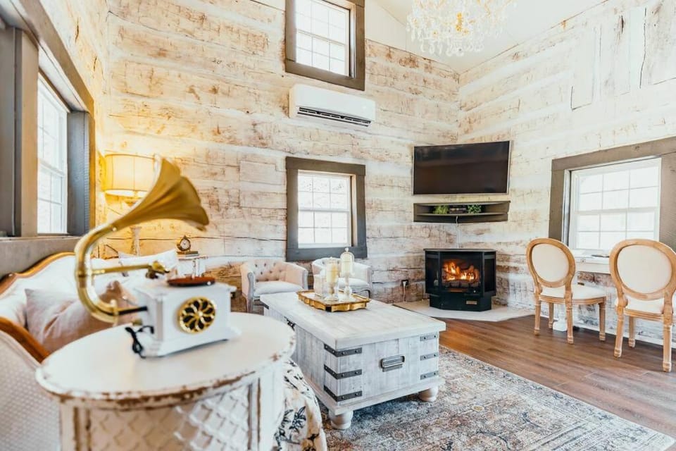 Victorian French Cottage - Hot Tub in Hocking Hills House in Ohio