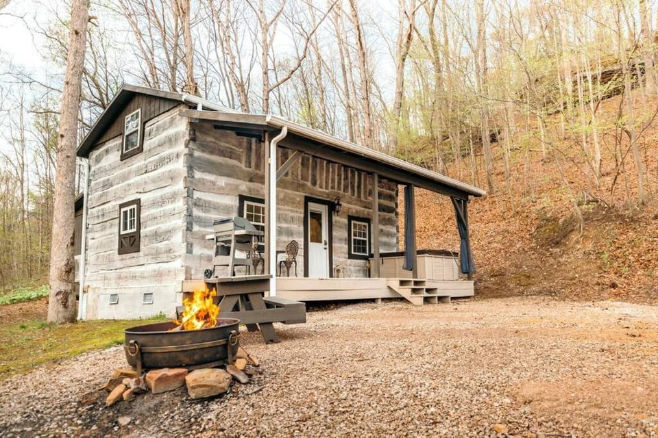 Victorian French Cottage - Hot Tub in Hocking Hills House in Ohio