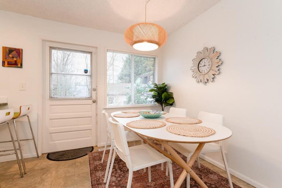 Spacious Retreat 3 Miles to Airport 12 to Seattle House in Burien