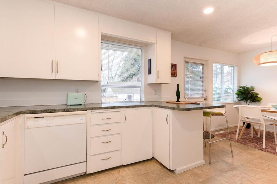 Spacious Retreat 3 Miles to Airport 12 to Seattle House in Burien