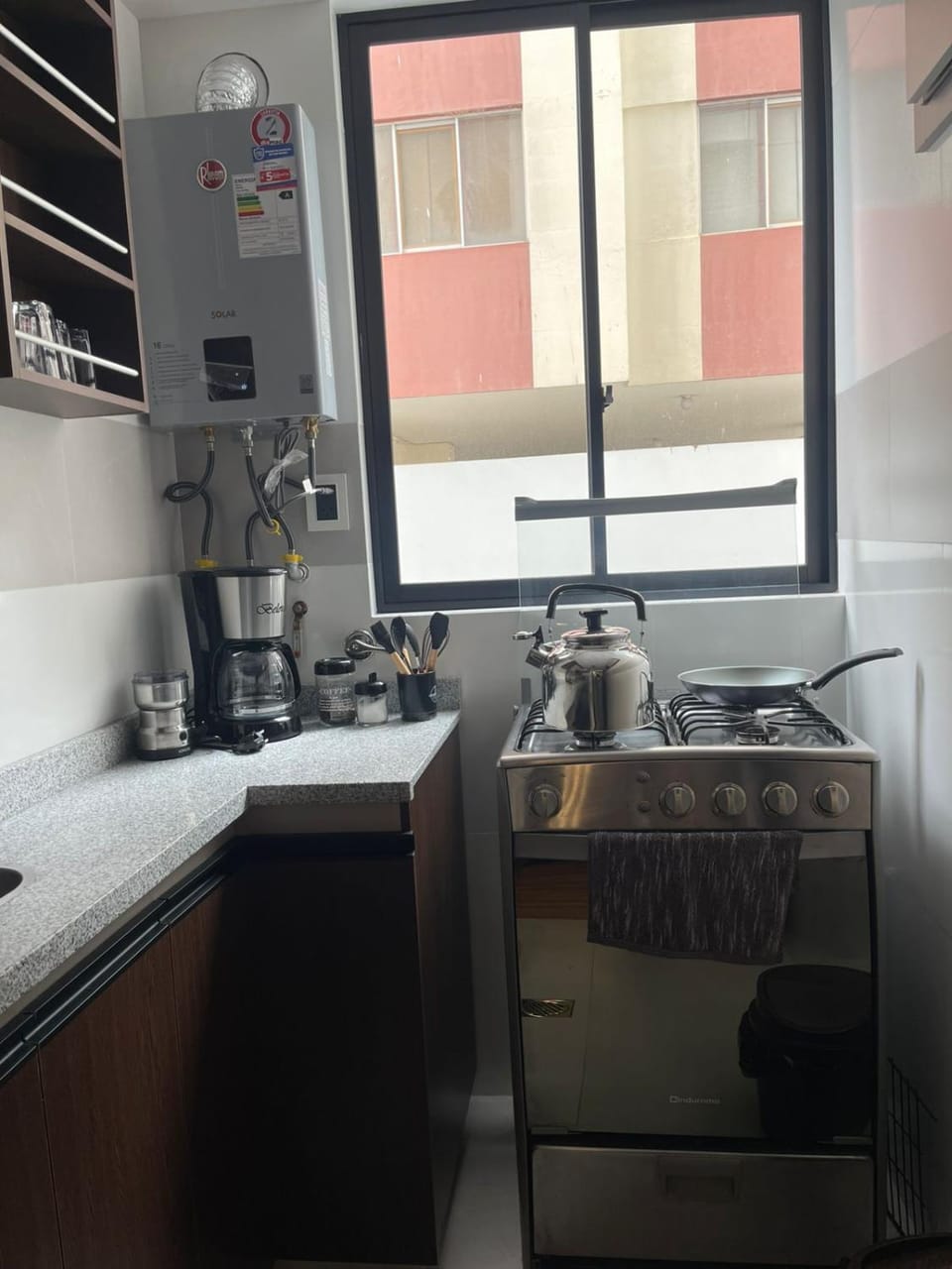 Coffee/tea facilities, Kitchen or kitchenette, stove
