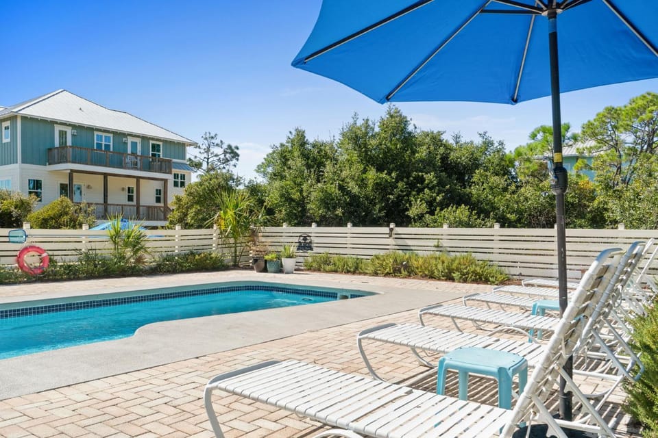 Salty Daze- Private pool & hot tub pet friendly family friendly House in Florida