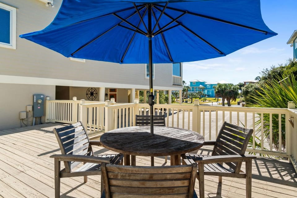 Salty Daze- Private pool & hot tub pet friendly family friendly House in Florida
