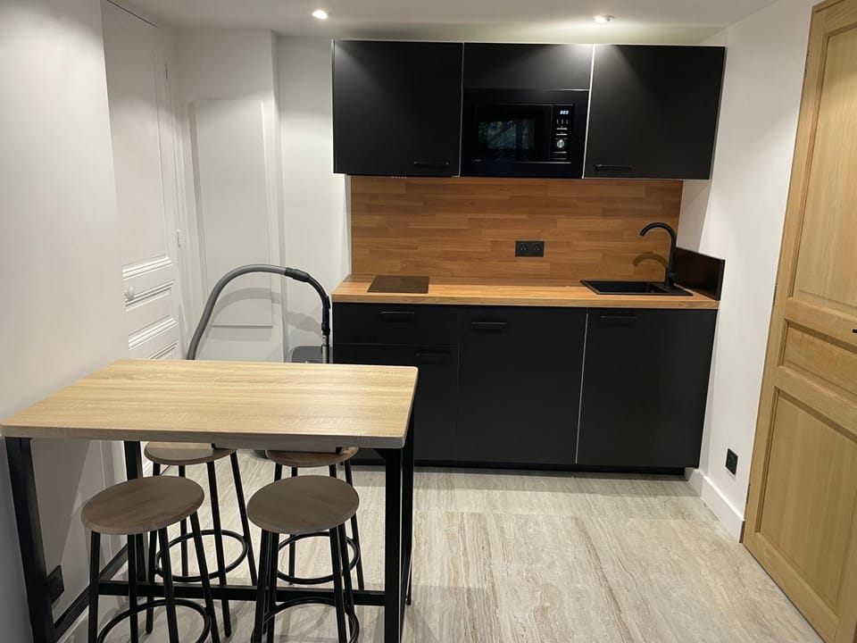 Kitchen or kitchenette, Dining area