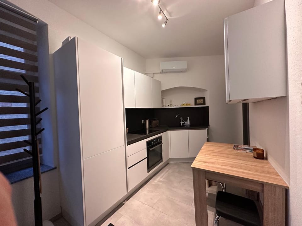 Kitchen or kitchenette, dishwasher, oven