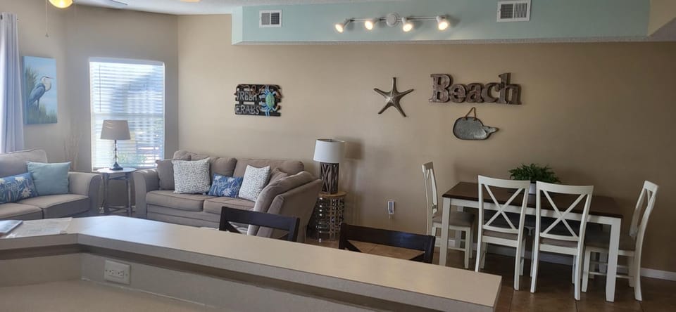 Beach 2-bedroom 1st Floor Pool Golf Apartment in Destin