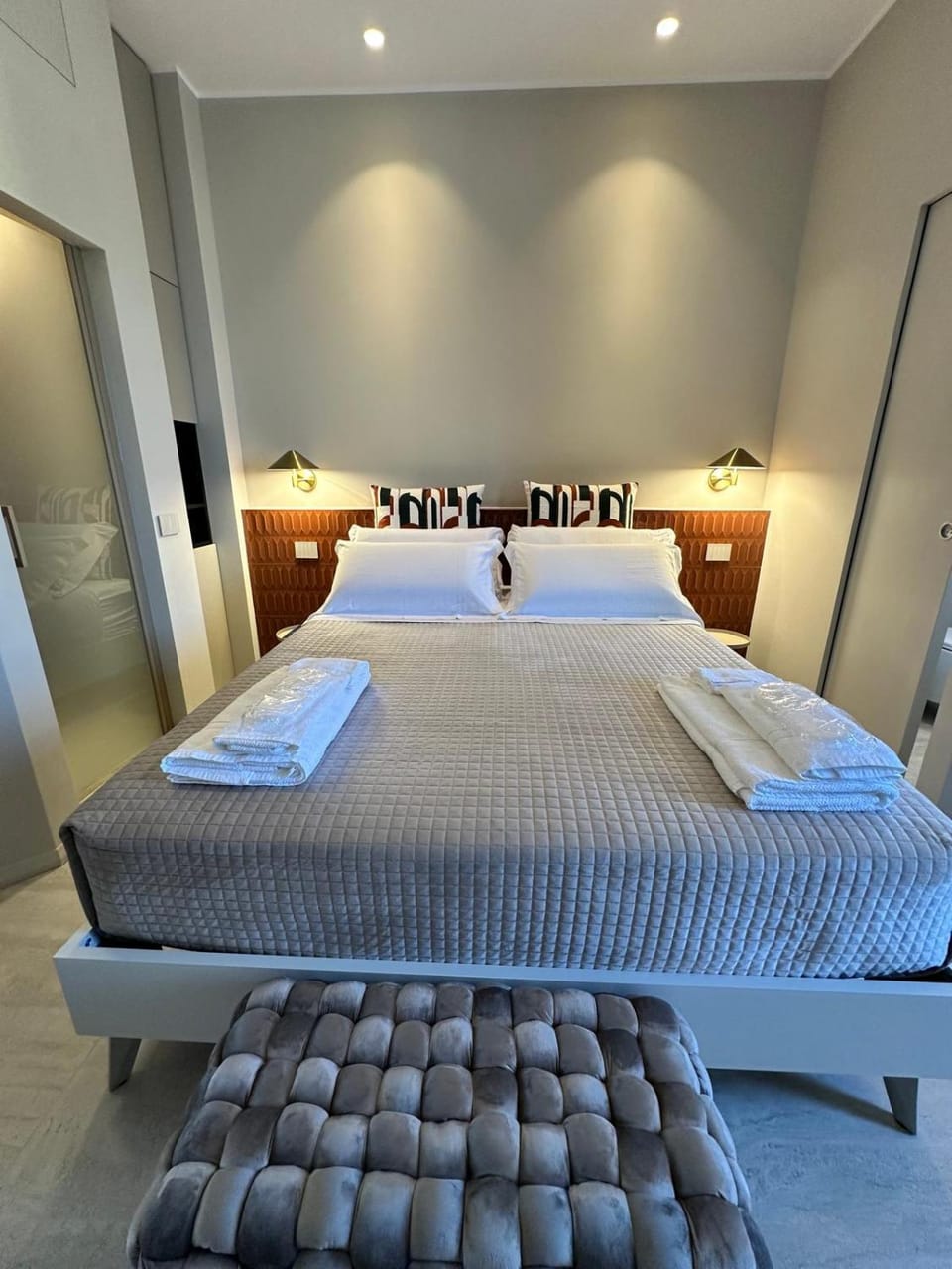 Bed, Bedroom, towels