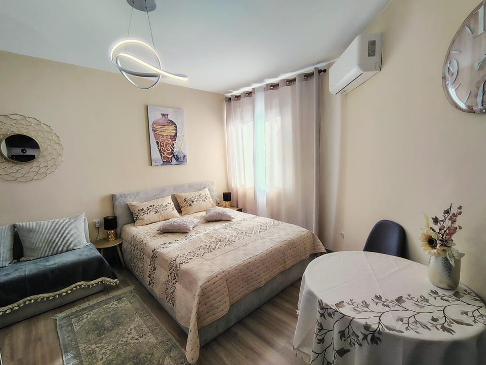 Bed, Dining area, air conditioner