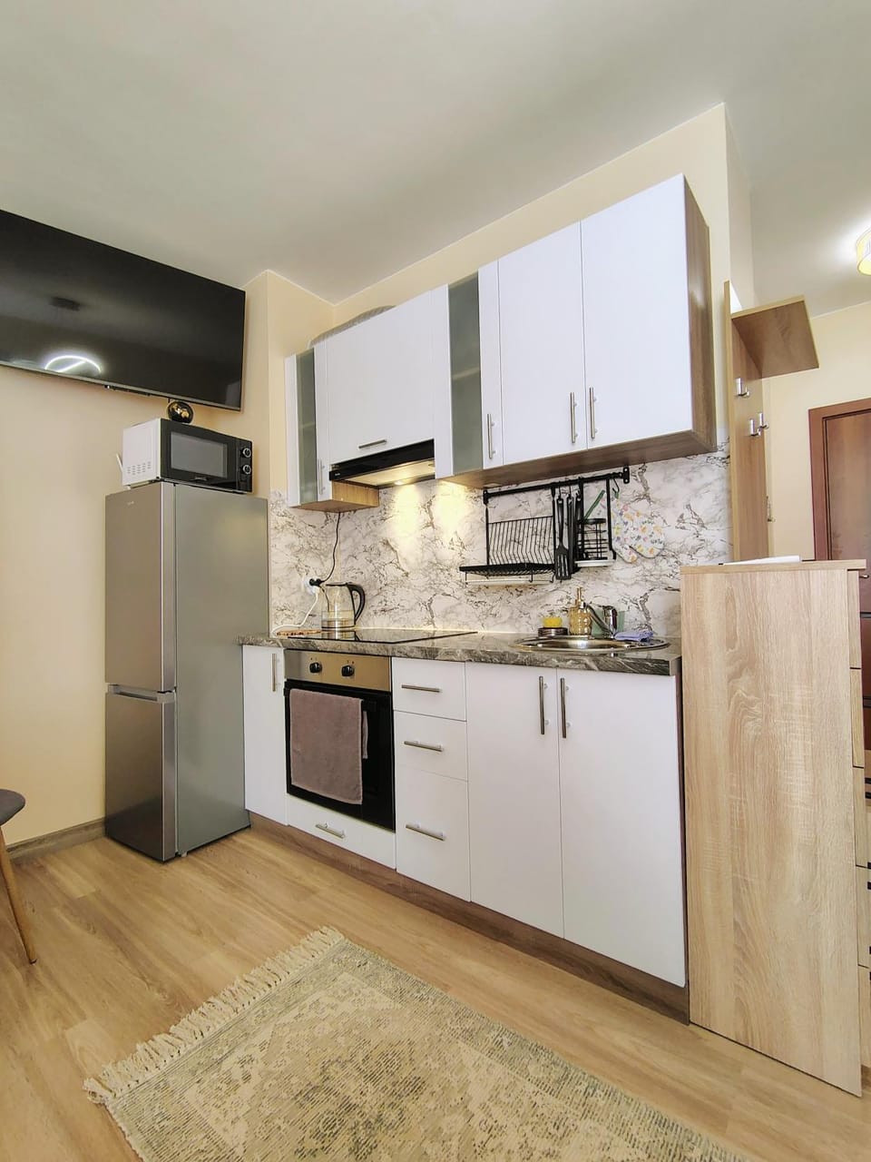 TV and multimedia, microwave, oven, stove, kitchen