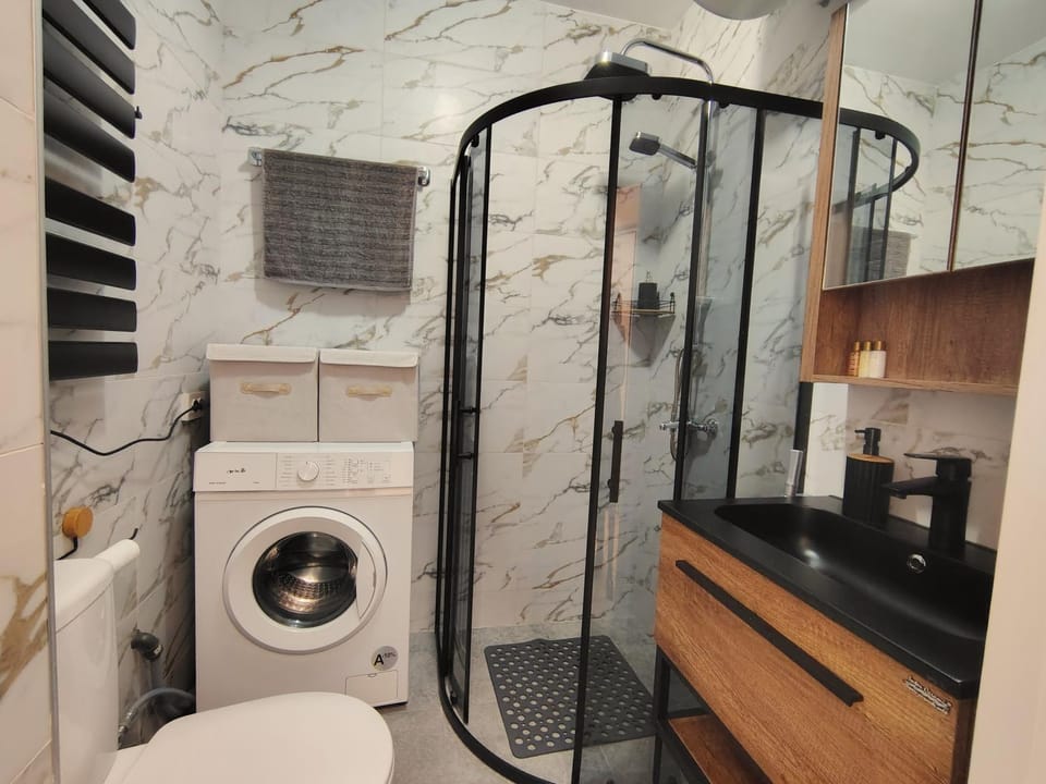 Shower, Toilet
