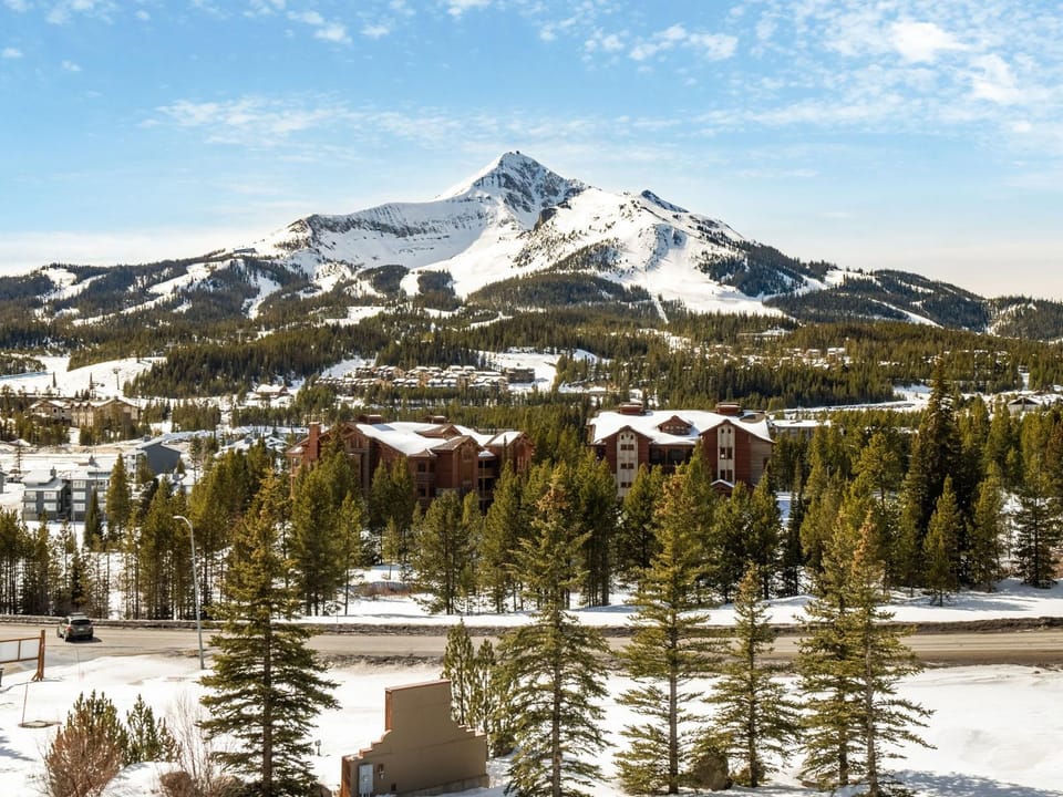 Big Sky Base Camp Fireplace Views & Hot Tub House in Big Sky