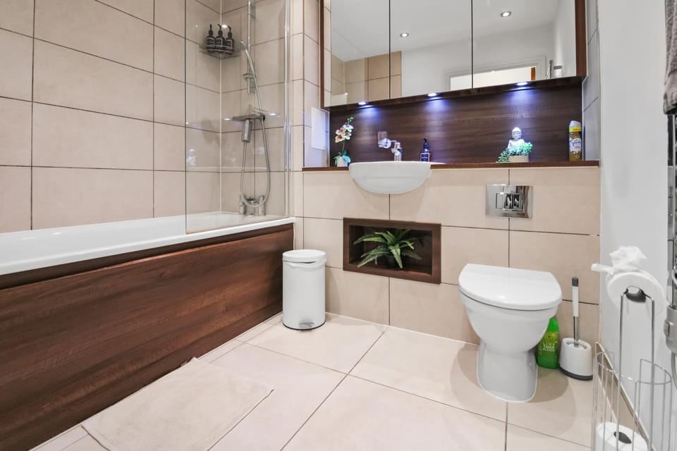 Modern Apartment with Private Balcony and Terrace , 10 Mins to O2 Arena Apartment in London Borough of Southwark