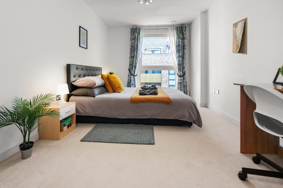 Modern Apartment with Private Balcony and Terrace , 10 Mins to O2 Arena Apartment in London Borough of Southwark