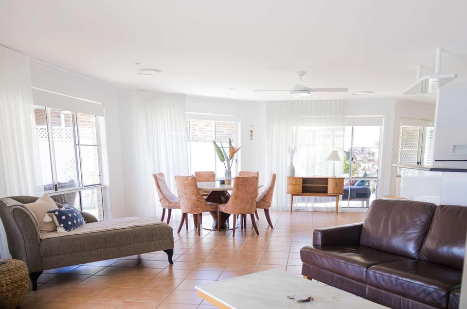 Waterfront - Kolora Lake House - Oceanstays House in Yamba