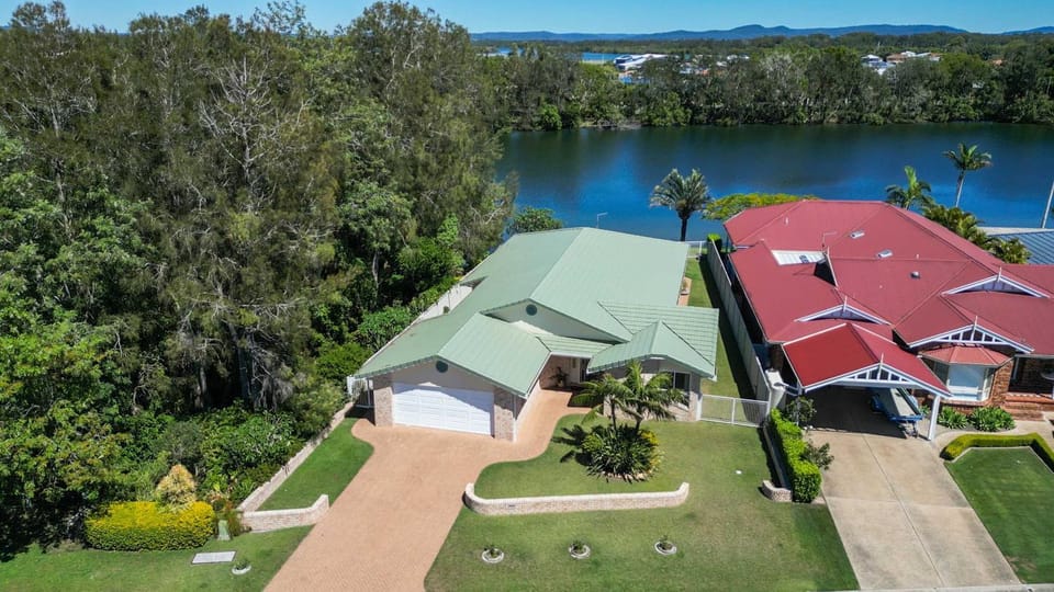Waterfront - Kolora Lake House - Oceanstays House in Yamba