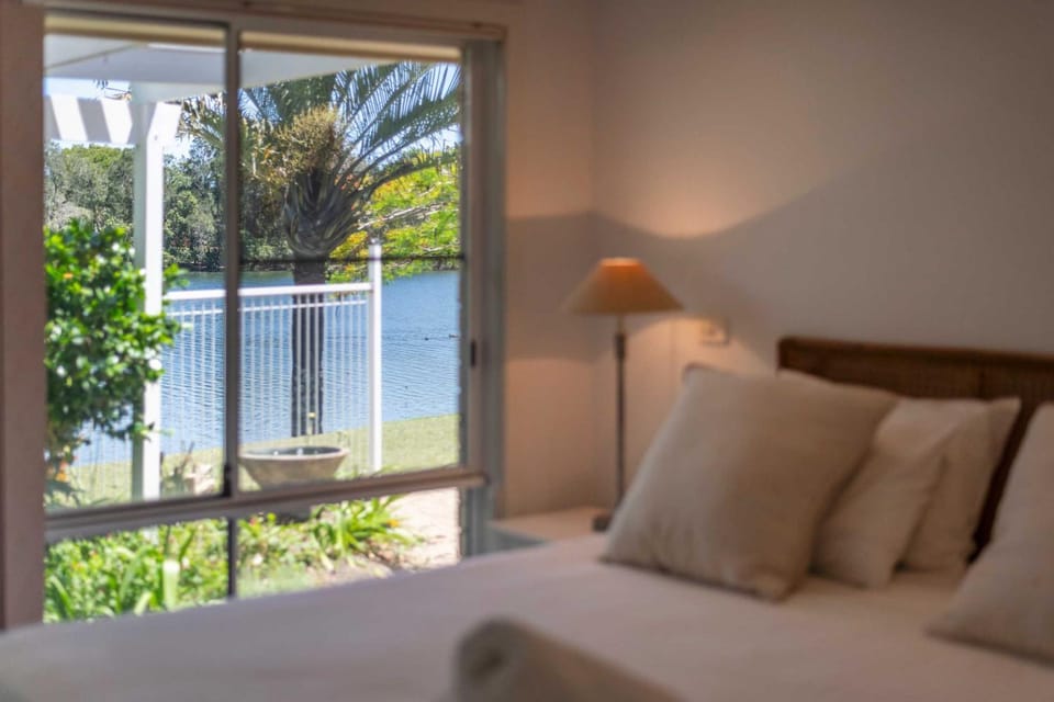 Waterfront - Kolora Lake House - Oceanstays House in Yamba