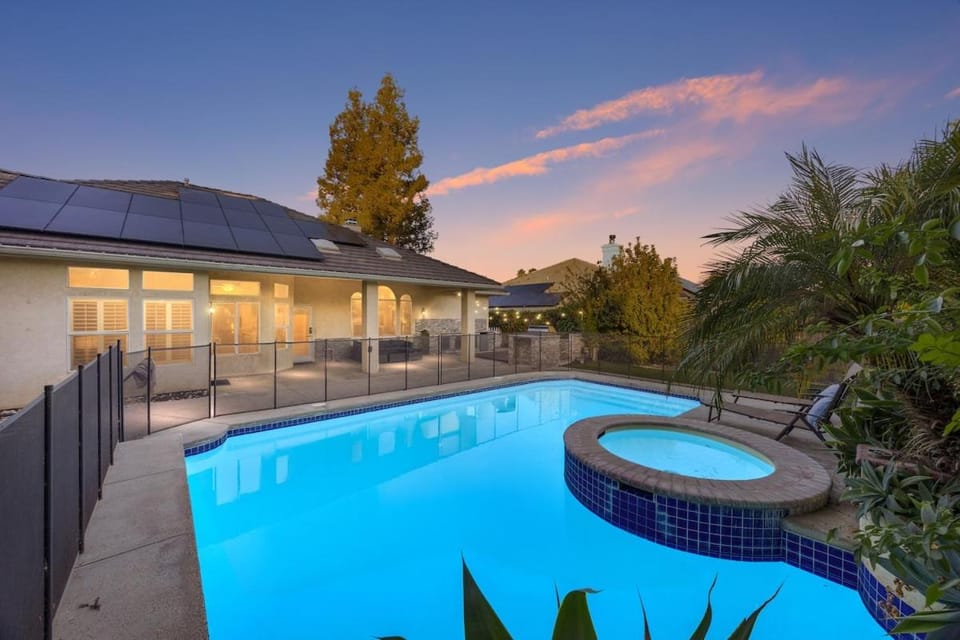 Corporate & Family Retreat Seven Oaks Pool Home House in Bakersfield