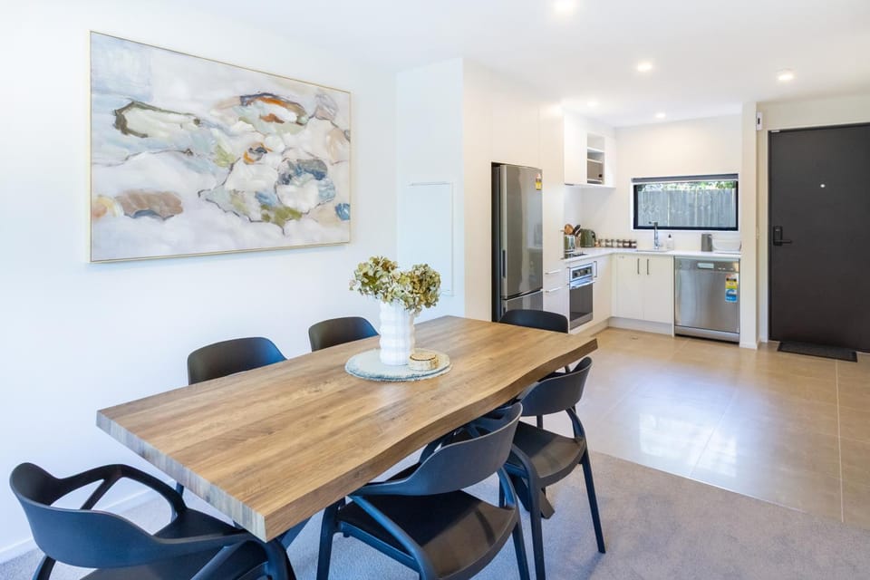Kitchen or kitchenette, Living room, Seating area, Dining area, oven