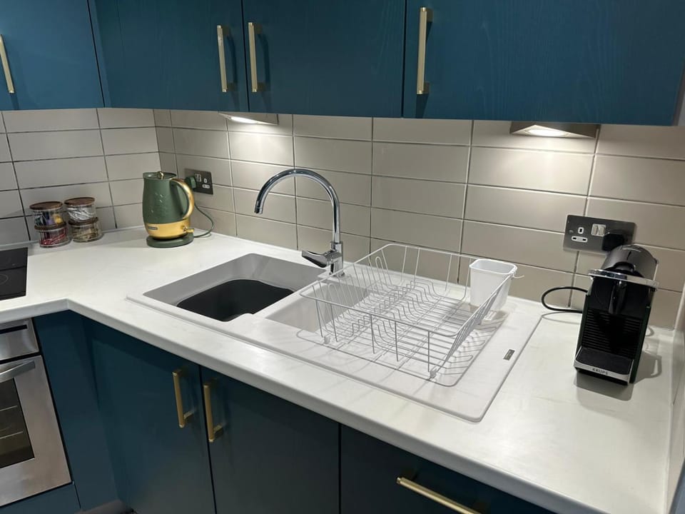 Coffee/tea facilities, Kitchen or kitchenette, stove