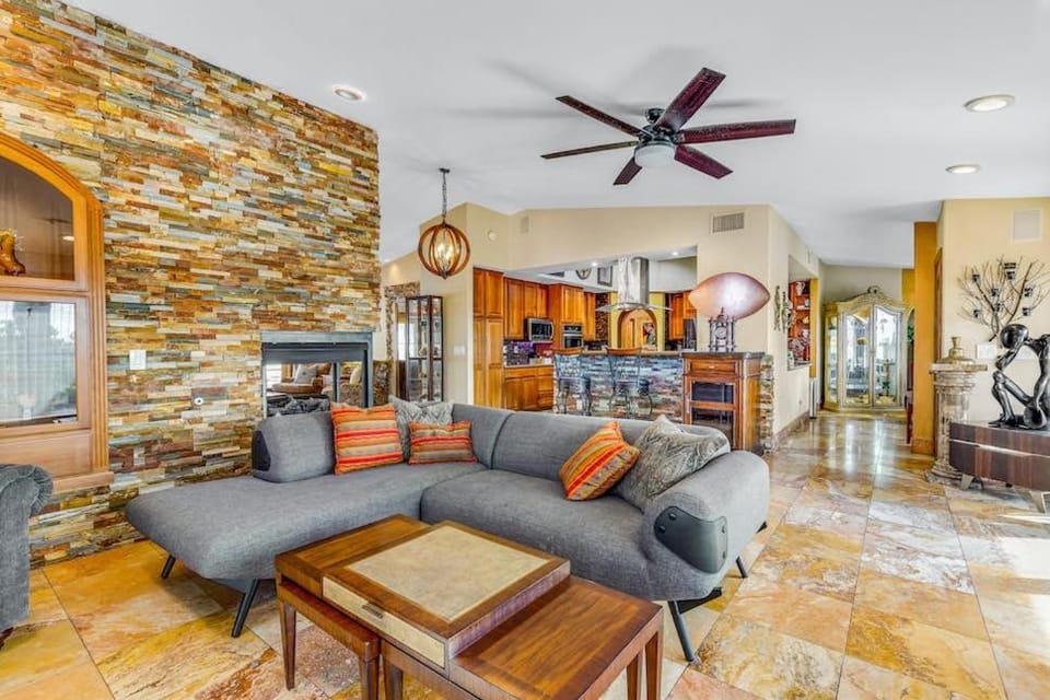 TV and multimedia, Kitchen or kitchenette, Living room, Seating area, fireplace