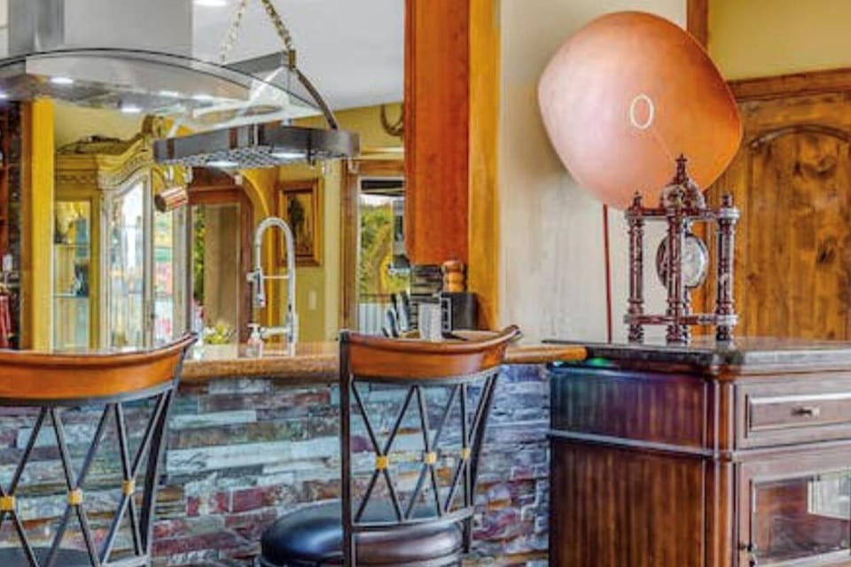 Restaurant/places to eat, Living room, Banquet/Function facilities, Seating area
