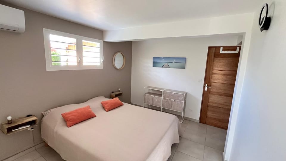 Bed, Photo of the whole room, Bedroom, storage, air conditioner
