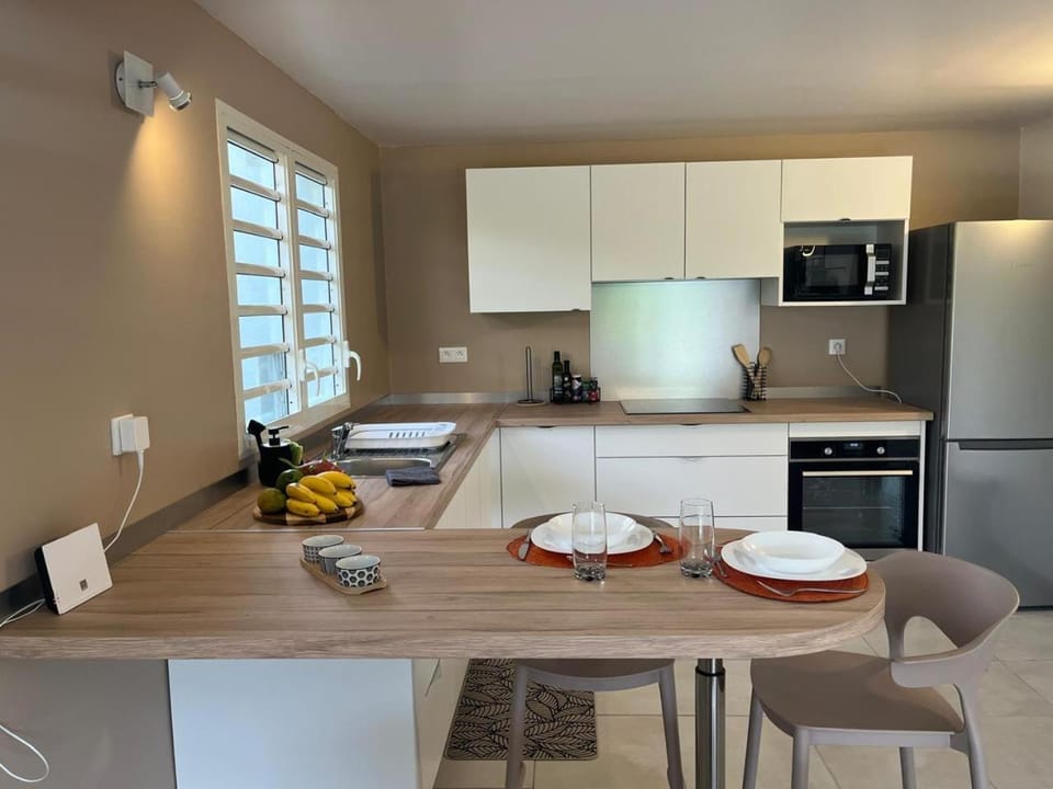 Coffee/tea facilities, Kitchen or kitchenette, Dining area, oven, stove, toaster