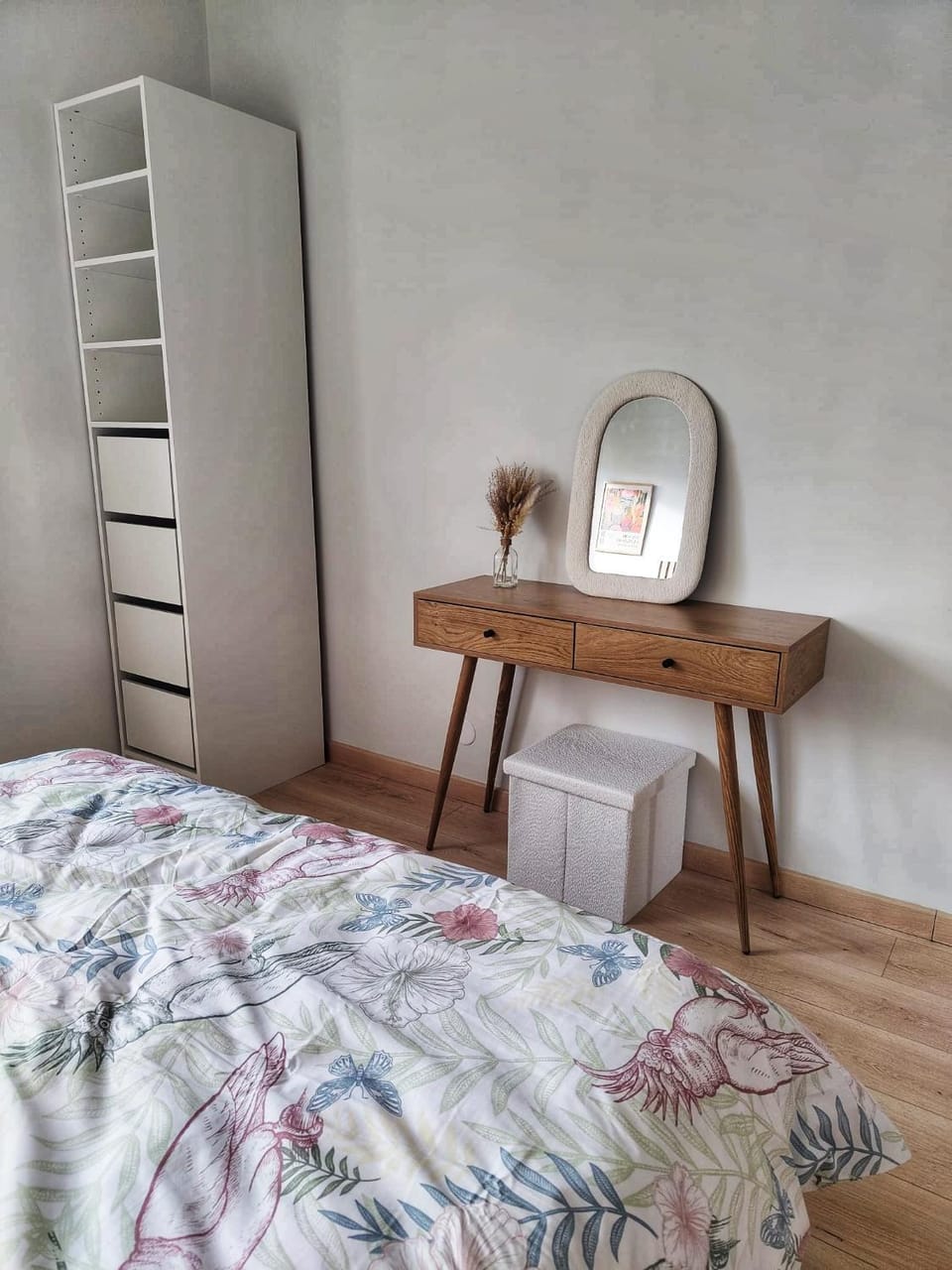 Bedroom, hair dresser