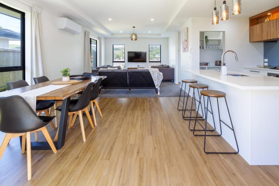 Kitchen or kitchenette, Living room, Seating area, Dining area