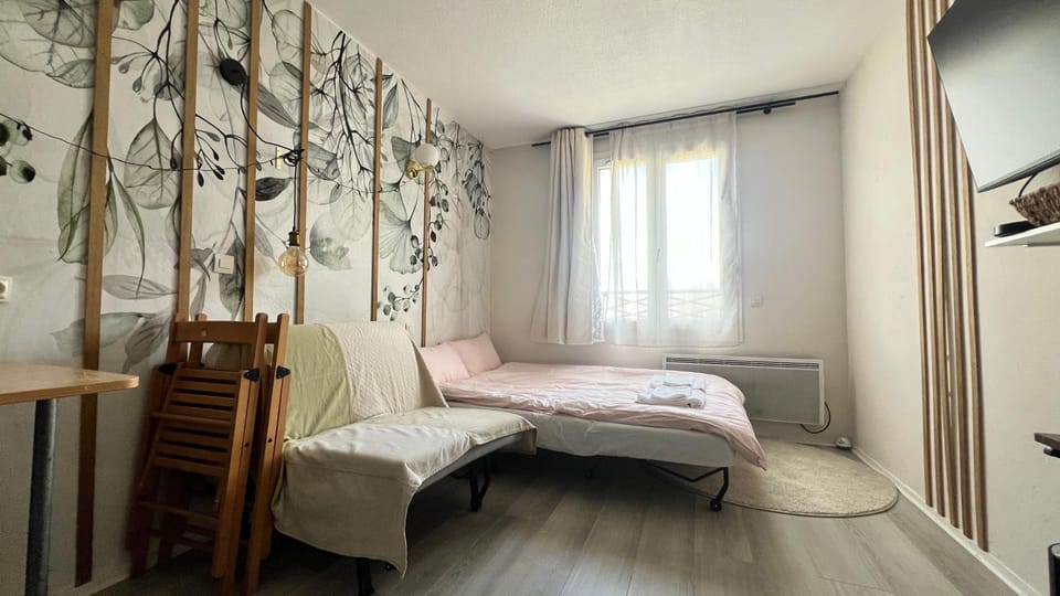 Bed, Living room