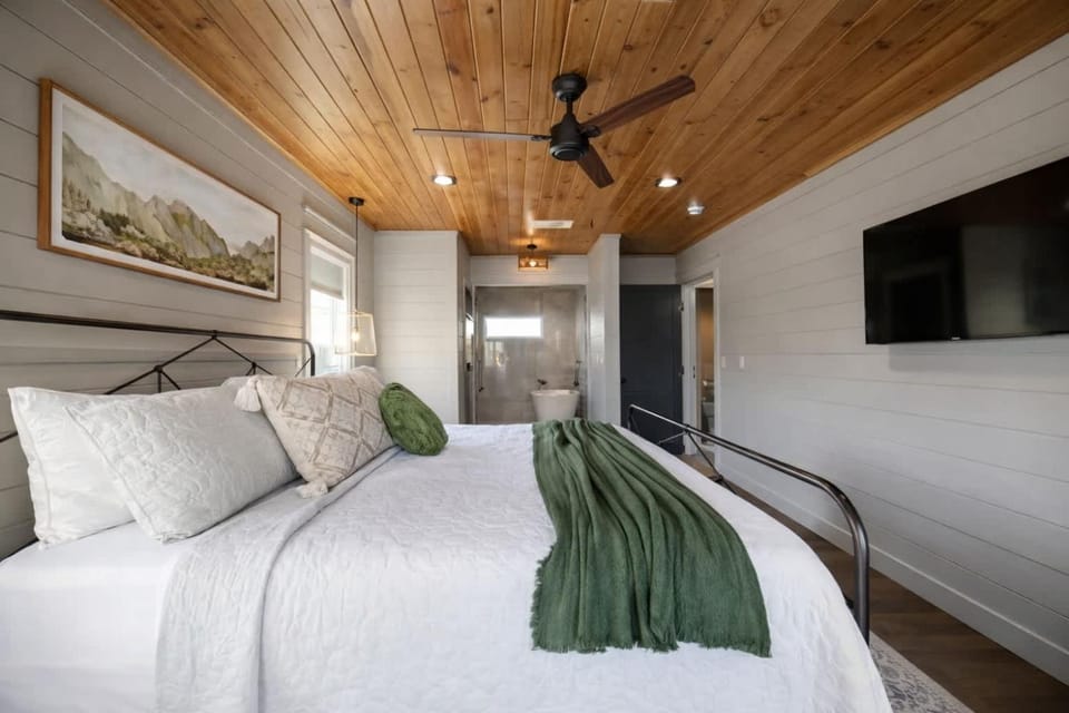 Modern Cabin Escape - Hot Tub - Game Room - Pets Cabin in Broken Bow