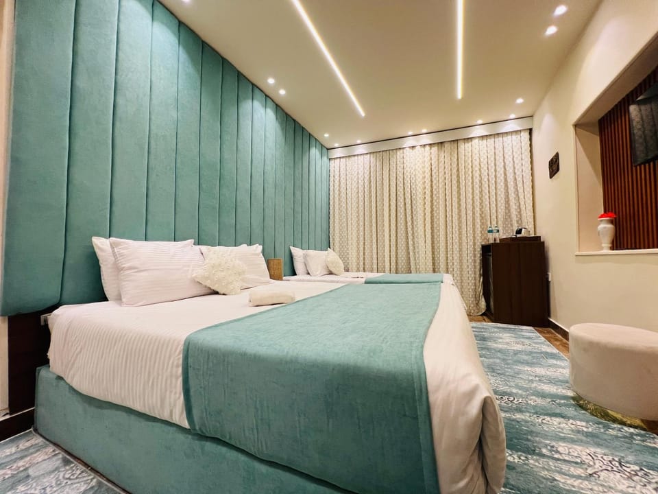 Bed, Living room, Photo of the whole room, Seating area, Bedroom