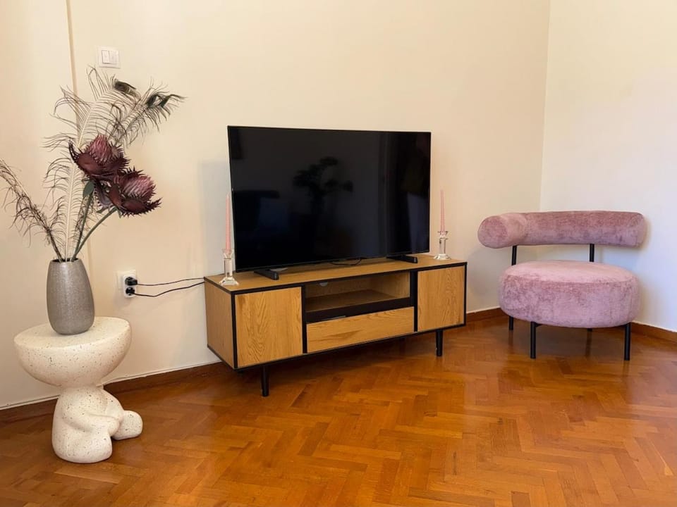 TV and multimedia, Living room, Decorative detail, Evening entertainment