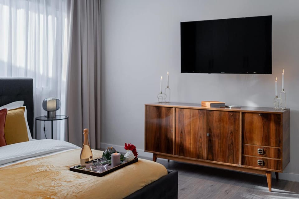 TV and multimedia, Seating area, Bedroom