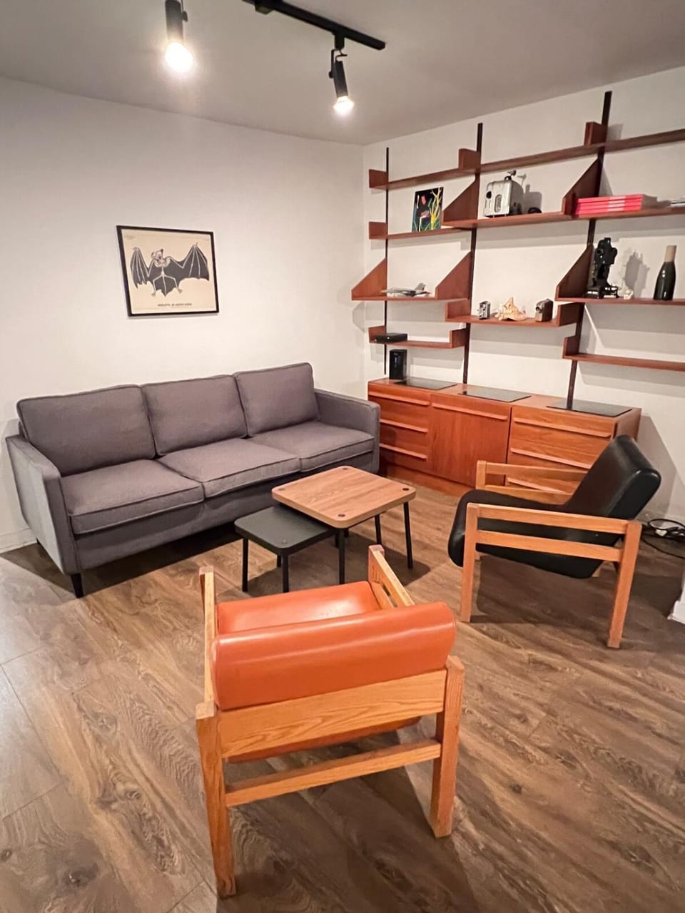 Appartement Mid Century 2 Chambres avec Jardin Apartment in Laval