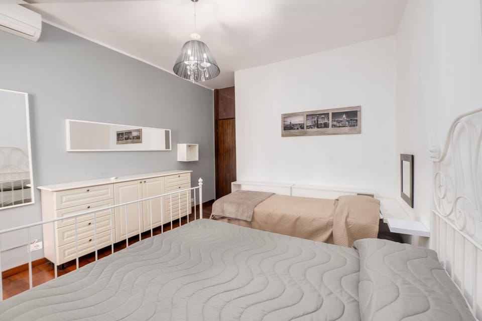 Bed, Photo of the whole room, Bedroom, air conditioner