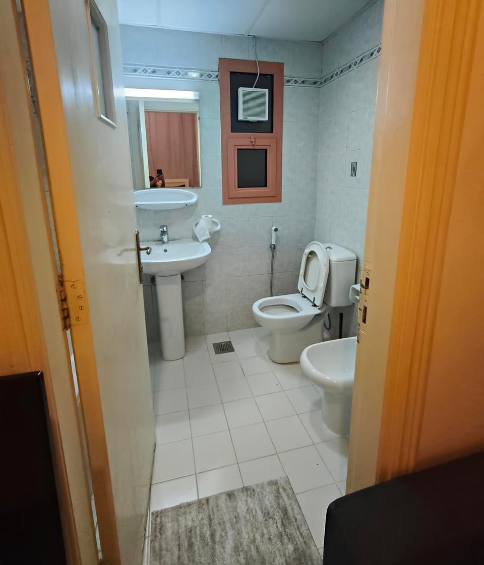 Shower, Toilet, Bathroom, Bath, bidet, towels