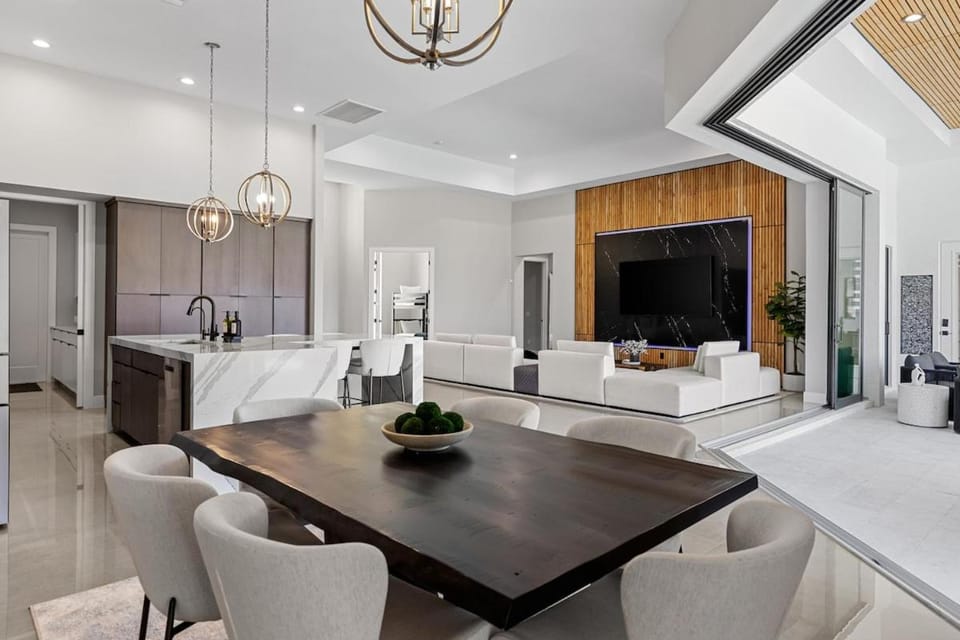 Modern Luxury Oasis Pool and Dock Villa in Cape Coral