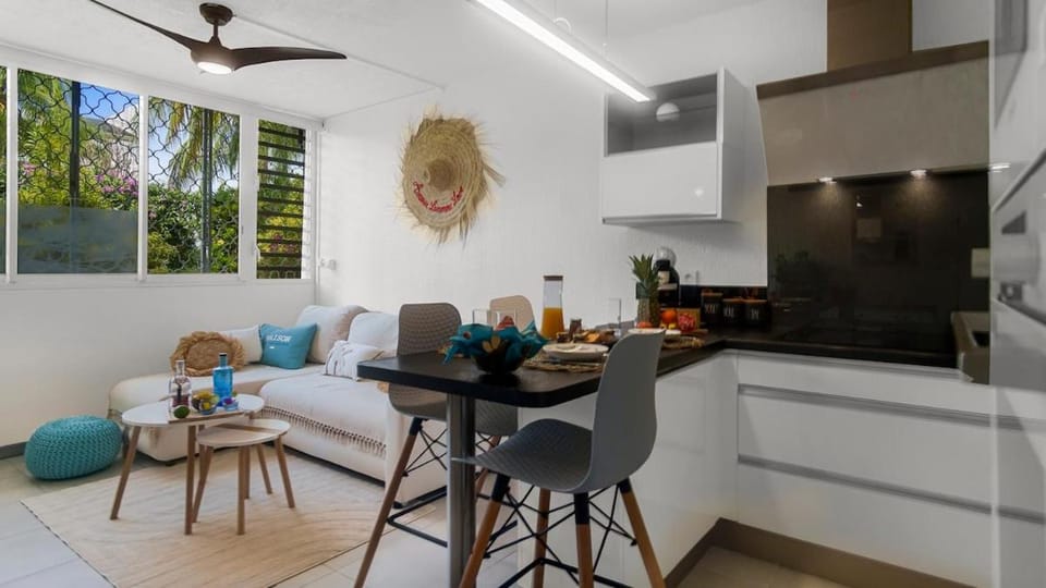 Kitchen or kitchenette, Living room, Seating area, Dining area, stove