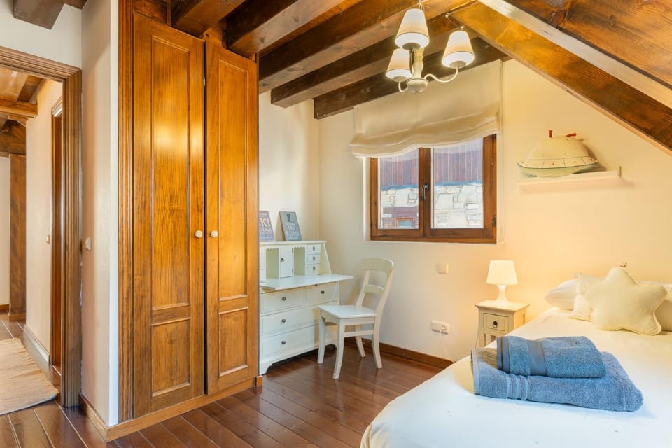 Photo of the whole room, Bedroom, wardrobe