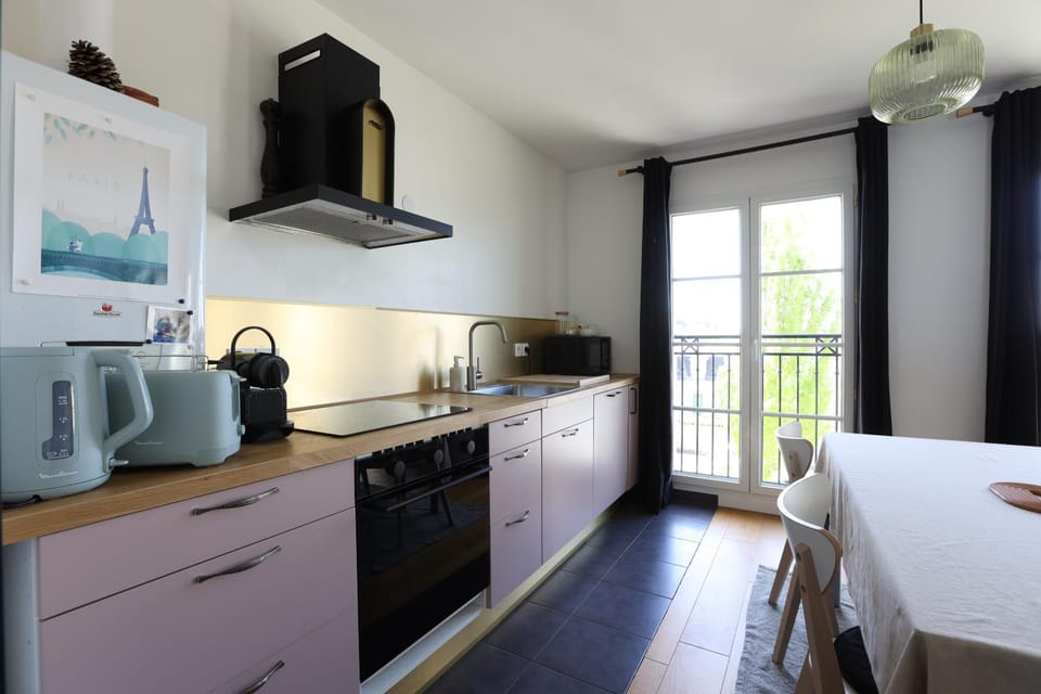 Coffee/tea facilities, Kitchen or kitchenette, Dining area, dishwasher, oven, stove, toaster