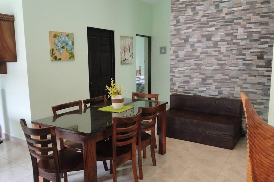 Restaurant/places to eat, Dining area