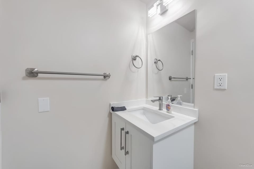 Bright Maple Suite House in Richmond
