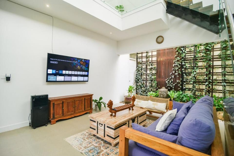 Communal lounge/ TV room, Communal lounge/ TV room, TV and multimedia, Living room, Seating area, Evening entertainment, Evening entertainment